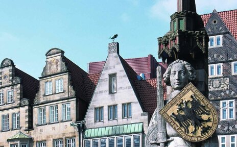Der Bremer Roland, im Hintergrund Hausfassaden am Marktplatz; Quelle: WFB/Ingo Wagner